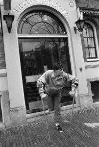 Marco van Basten verlaat ziekenhuis op krukken, Bestanddeelnr 934-1382