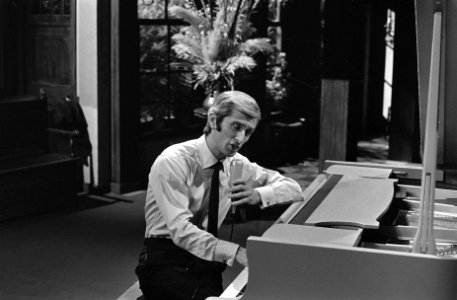 Marcel Amont showopnamen voor TROS-TV. Marcel Amont, Bestanddeelnr 923-1011