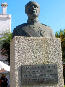 Marbella - Plaza de los Naranjos. Busto del rey Juan Carlos I (2)