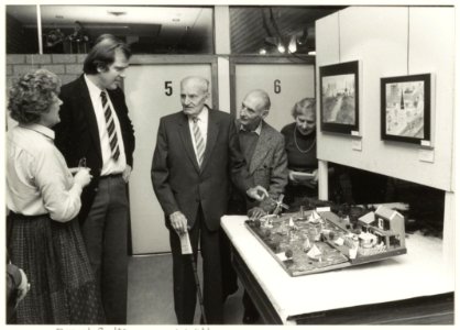 Marcel Bulte(l) en A. Withaar bij een tentoonstelling in het Schalkererf. NL-HlmNHA 54015584