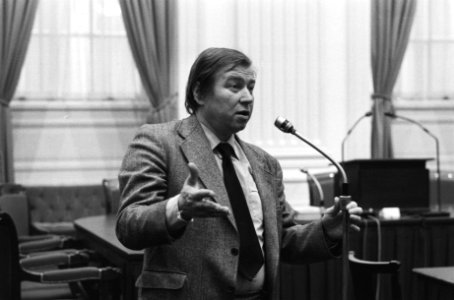 Marcel van Dam bij de interruptie microfoon, Bestanddeelnr 930-1296