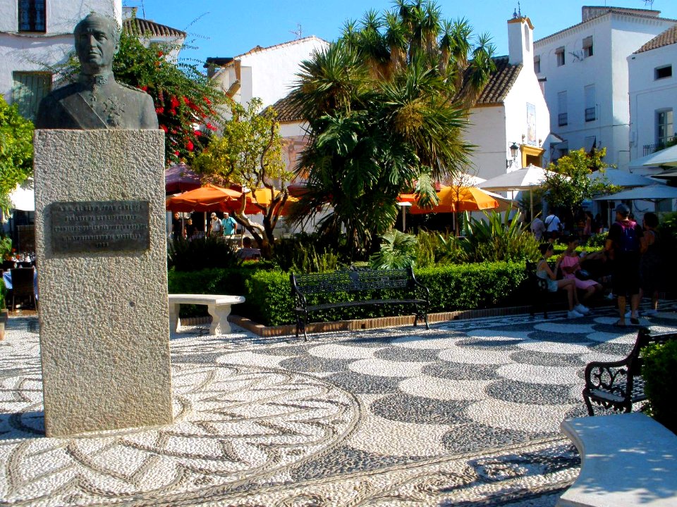 Marbella - Plaza de los Naranjos. Busto del rey Juan Carlos I