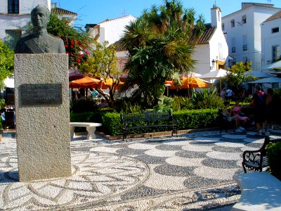 Marbella - Plaza de los Naranjos. Busto del rey Juan Carlos I