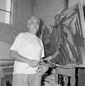 Marcel Janco, dada kunstenaar en burgemeester, in zijn atelier in het door hem g, Bestanddeelnr 255-2756