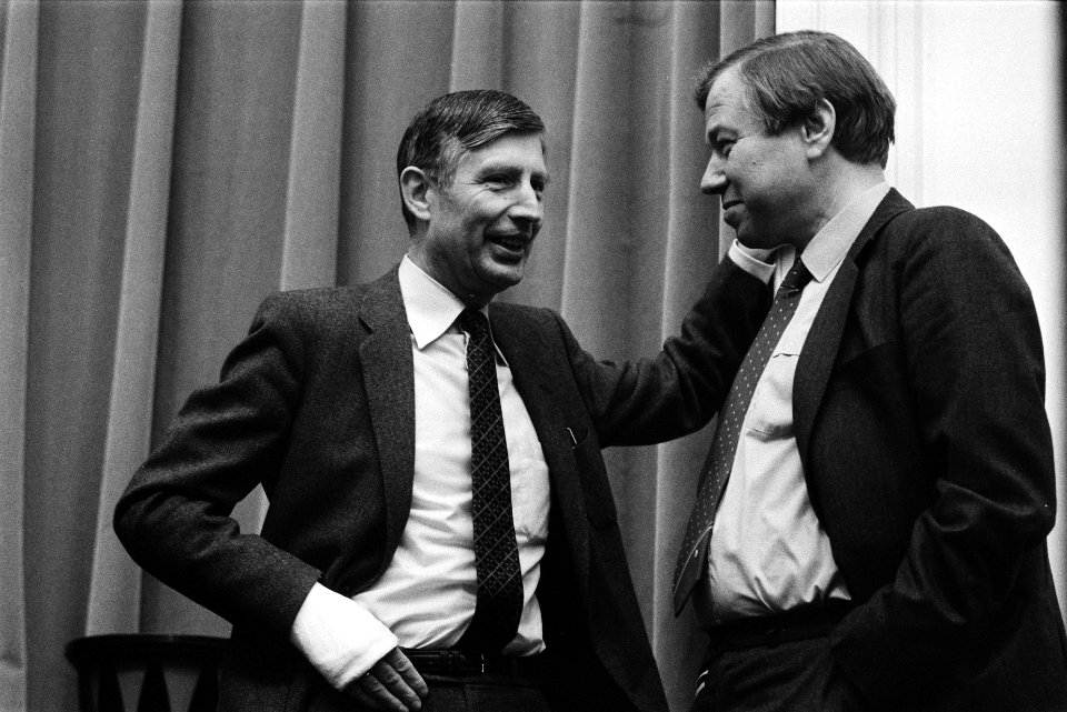 Marcel van Dam (r) in gesprek met Van Agt, Bestanddeelnr 932-5040