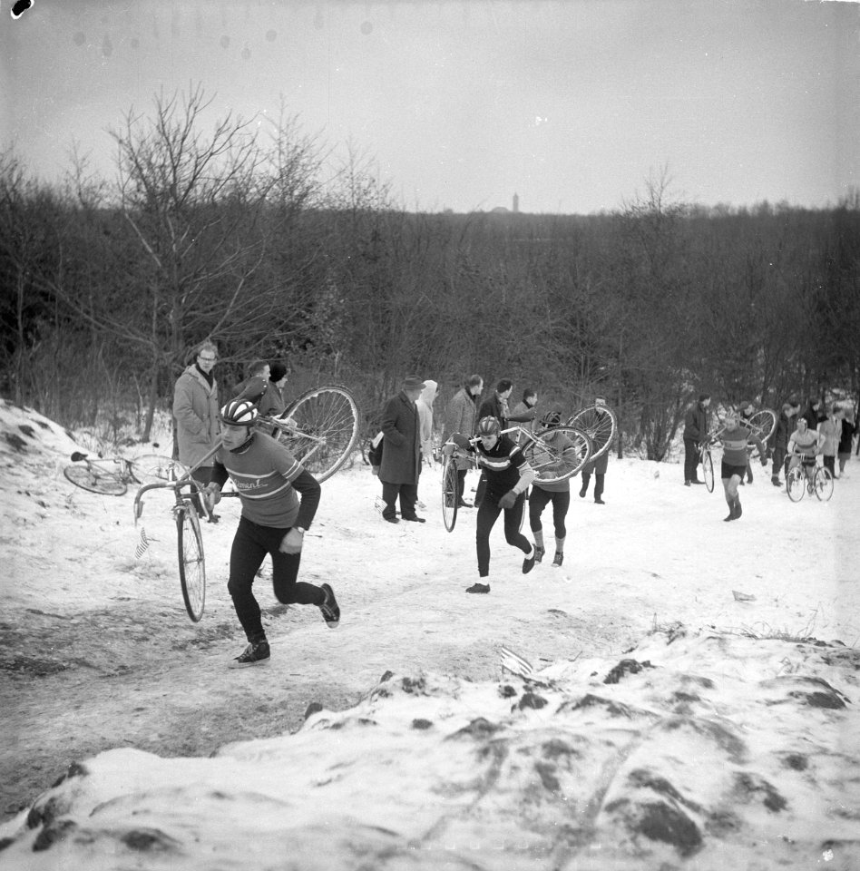 Marcel Rutte eerste in de cycle-cross in Amsterdamse Bos overzicht van de rit do, Bestanddeelnr 914-6818