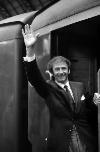 Marcel Marceau op Centraal Station voor optreden in Nederland, Bestanddeelnr 914-0794 photo