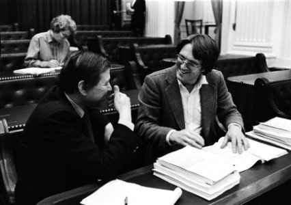 Marcel van Dam (l) en Hans Kombrink (beide PvdA) in overleg, Bestanddeelnr 930-5196