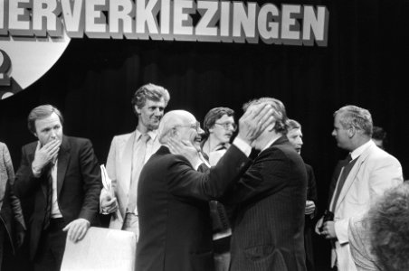 Marcel van Dam (PVDA) (r) feliciteert Joop den Uyl (PVDA). Geheel links Jan Terl, Bestanddeelnr 932-3180