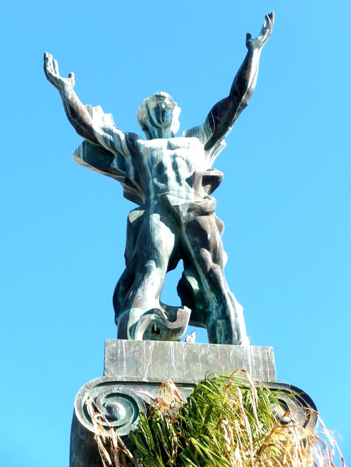 Marbella - Puerto Banús, Escultura de la Victoria 1