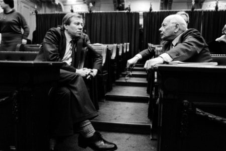 Marcel van Dam (l) in gesprek met Den Uyl, Bestanddeelnr 932-5022