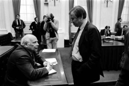 Marcel van Dam (l) in gesprek met Den Uyl. Op de achtergrond persfotografen, Bestanddeelnr 932-5023