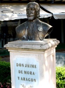 Marbella - Plaza de la Victoria, busto de Don Jaime de Mora y Aragón