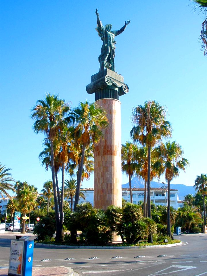 Marbella - Puerto Banús, Escultura de la Victoria 2