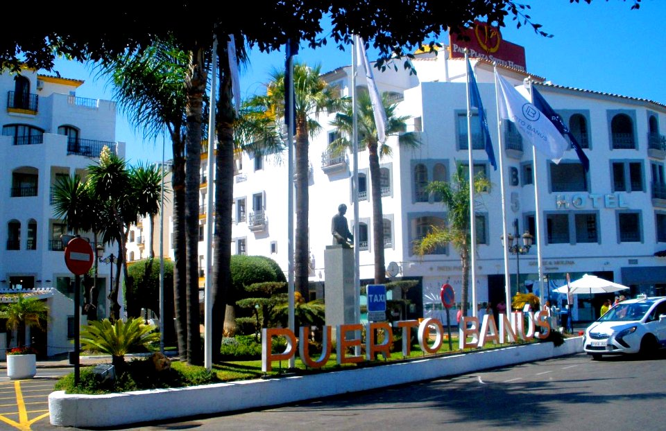 Marbella - Puerto Banús, Monumento a José Banús 1