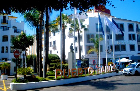 Marbella - Puerto Banús, Monumento a José Banús 1