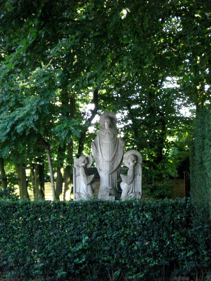 Maren, groupe de statues 'la résurrection'