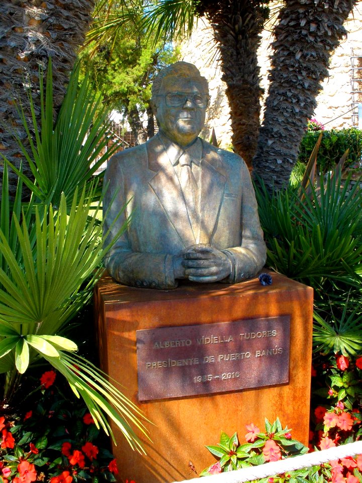 Marbella - Puerto Banús, Monumento a Alberto Vidiella Tudores