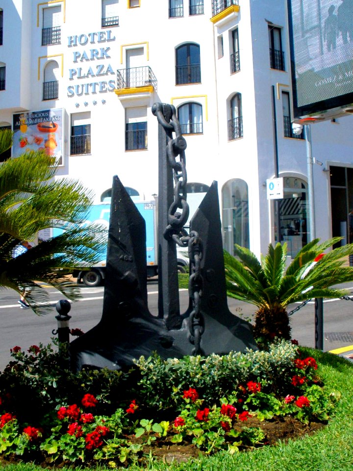 Marbella - Puerto Banús, Hotel Park Plaza Suites y áncora