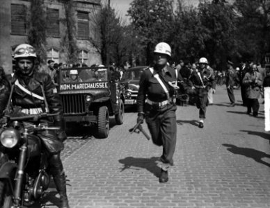 Marechaussee in looppas naar stadhuis, Bestanddeelnr 903-3277