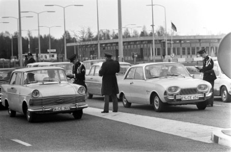 Marechaussee en douane controleren bij grenspost Bergh, Bestanddeelnr 921-2484