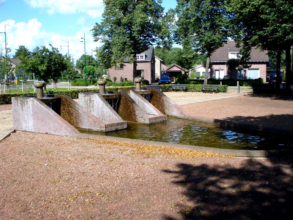 Maren-Kessel, fontaine symbolisant une écluse