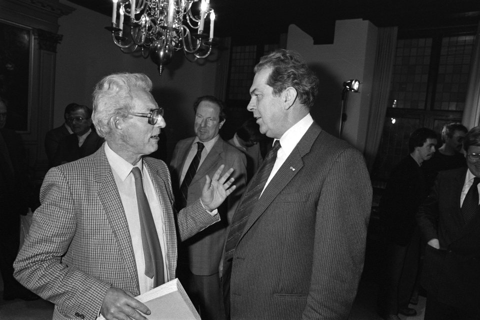 Marcus Bakker (CPN, links) met Biesheuvel (ARP), Bestanddeelnr 931-7975