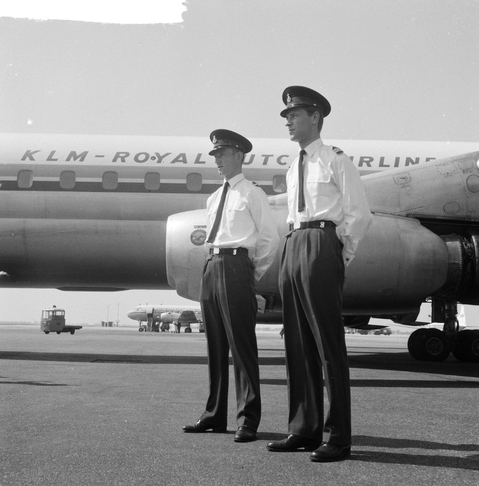Marechaussee op Schiphol in zomertenue, Bestanddeelnr 912-6784