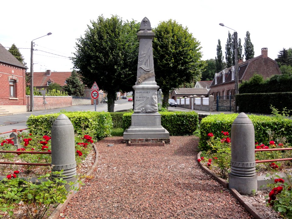 Maresches(Nord,Fr) monument aux morts