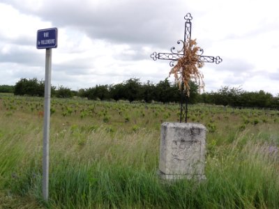 Mareau-aux-Prés (Loiret) Croix de chemin Rue de Villeneuve