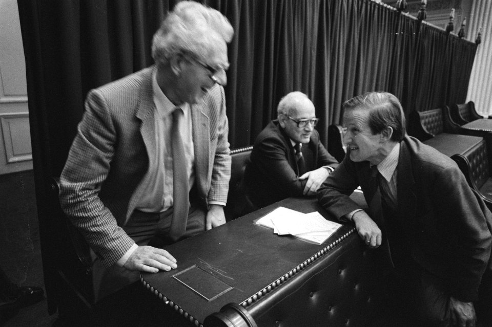 Marcus Bakker (CPN, links) in gesprek met Van Wezel (CDA), Bestanddeelnr 931-7977