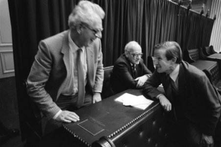 Marcus Bakker (CPN, links) in gesprek met Van Wezel (CDA), Bestanddeelnr 931-7977