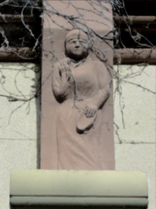 Maresché (Sarthe) Maison Le Colinet, sculpture de façade (03)