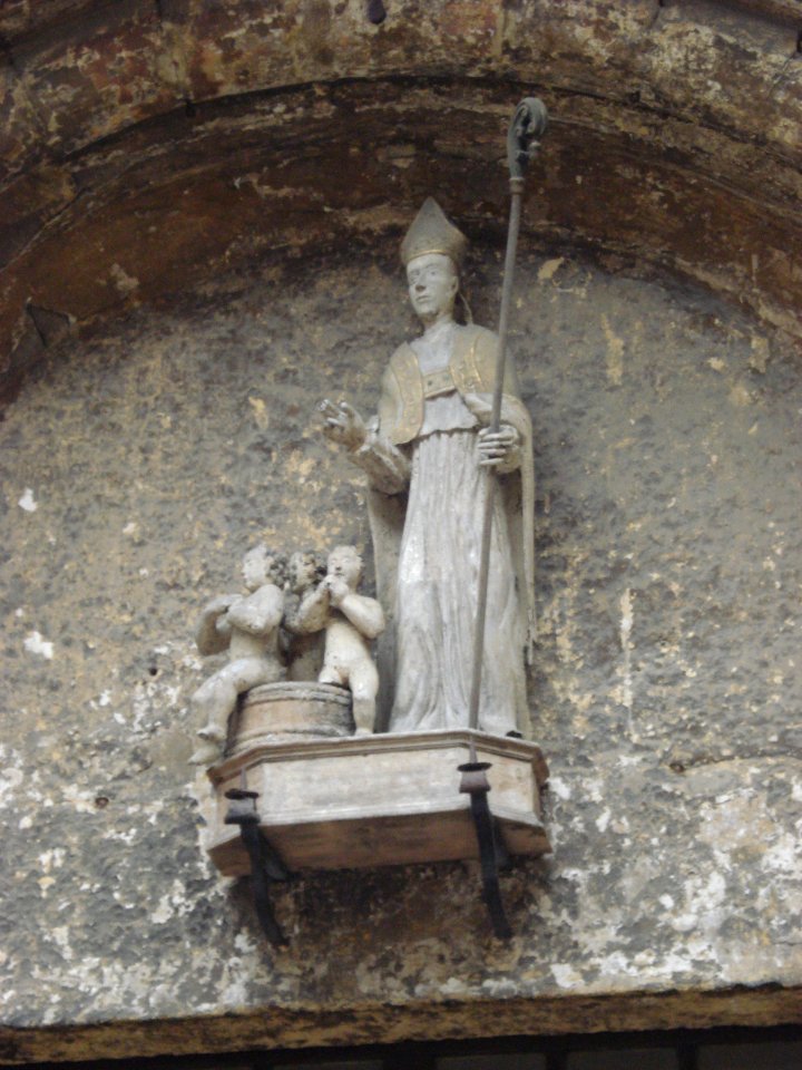 Marcigny, statue Saint Nicolas avec enfants rescussités
