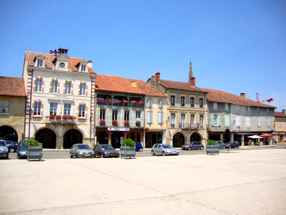 Marciac (Gers, Fr) la grande place centrale