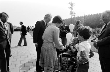 Margriet verr off opening van Mytylschool De Ruimte het Kindertehuis De , Bestanddeelnr 930-8460