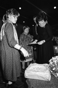 Margriet bij aankomst in Vijfhuizen bij 100-jarig bestaan van Christelijke Veren, Bestanddeelnr 931-9366