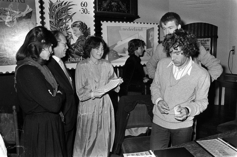 Margriet heeft in Den Haag eerste aankoop gedaan van kinderpostzegels 1980, zij , Bestanddeelnr 931-1425