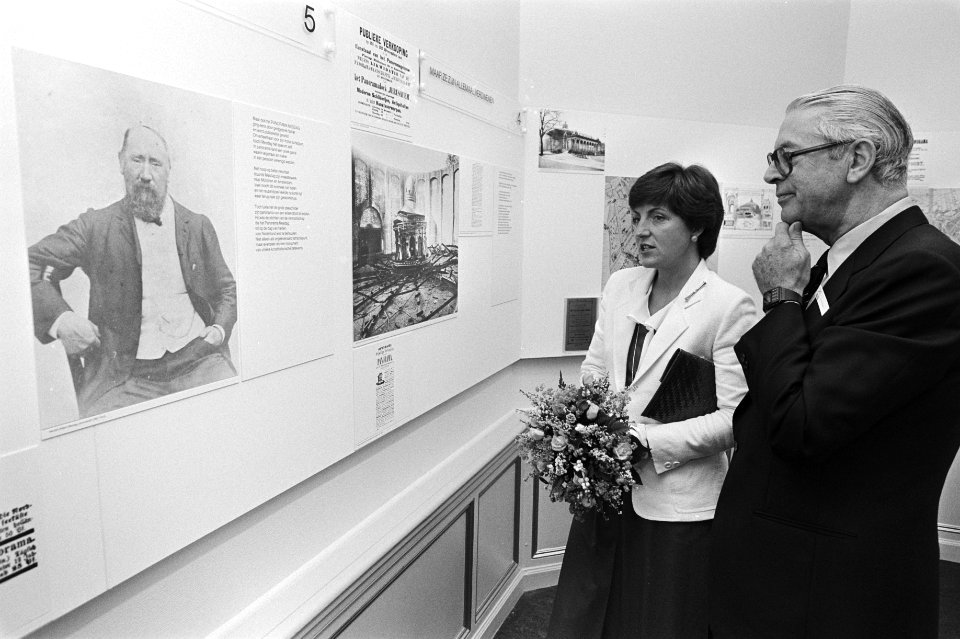 Margriet bekijkt de tentoonstelling, Bestanddeelnr 931-7030