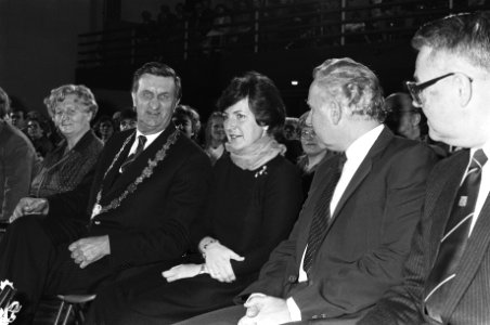 Margriet bij aankomst in Vijfhuizen bij 100-jarig bestaan van Christelijke Veren, Bestanddeelnr 931-9364