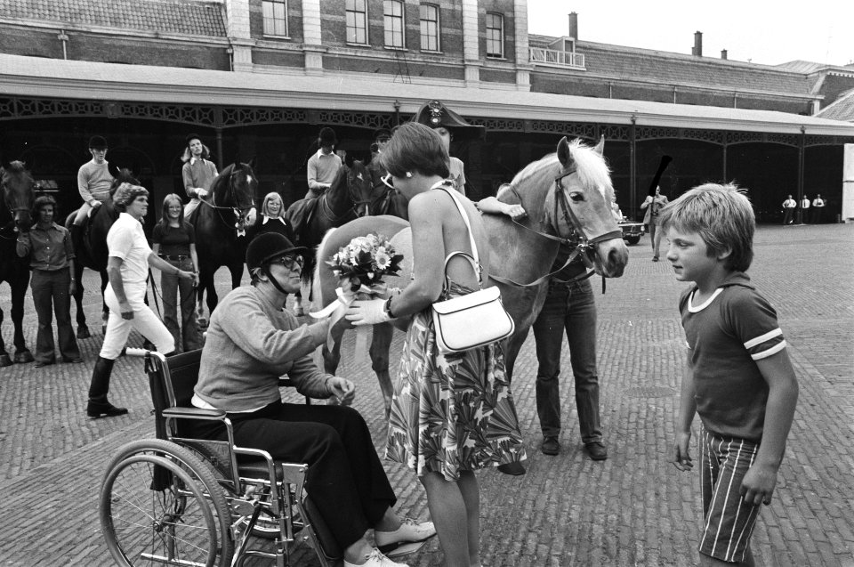 Margriet en Maurits bij demo paardrijden voor gehandicapten in Den Haag , Margri, Bestanddeelnr 928-6334