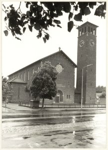 Mariakerk (v.h. Onze Lieve Vrouw van Zeven Smarten) aan de Rijksstraatweg nr. 355, westzijde, tussen Diezestraat en Eemstraat, ziende naar het westen. NL-HlmNHA 54010056
