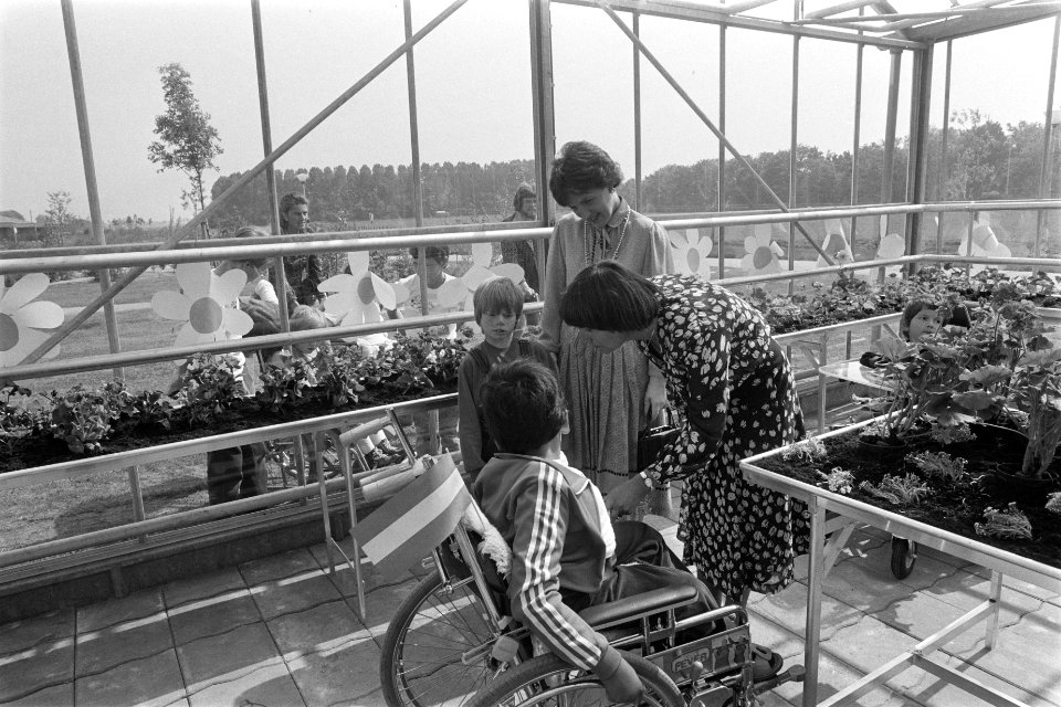 Margriet verr off opening van Mytylschool De Ruimte het Kindertehuis De , Bestanddeelnr 930-8461