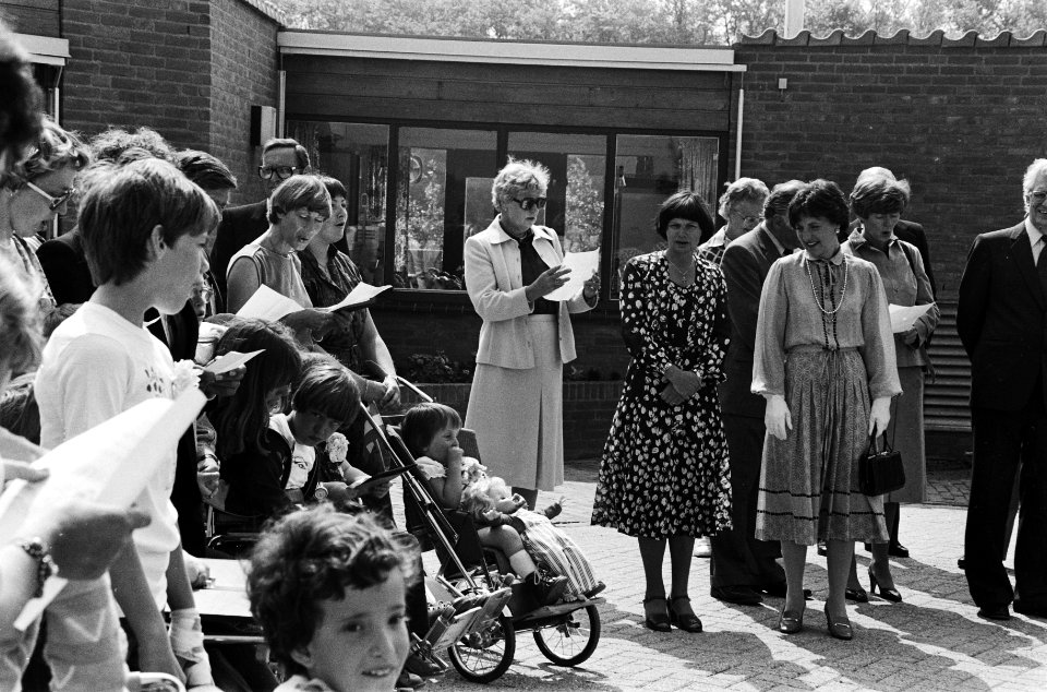 Margriet verr off opening van Mytylschool De Ruimte het Kindertehuis De , Bestanddeelnr 930-8464