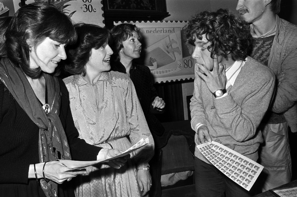 Margriet heeft in Den Haag eerste aankoop gedaan van kinderpostzegels 1980, zij , Bestanddeelnr 931-1424