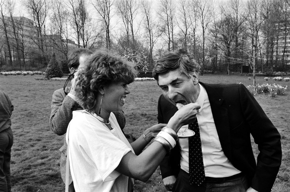 Margriet Zegers geeft premier Lubbers een hapje taart, Bestanddeelnr 932-5699