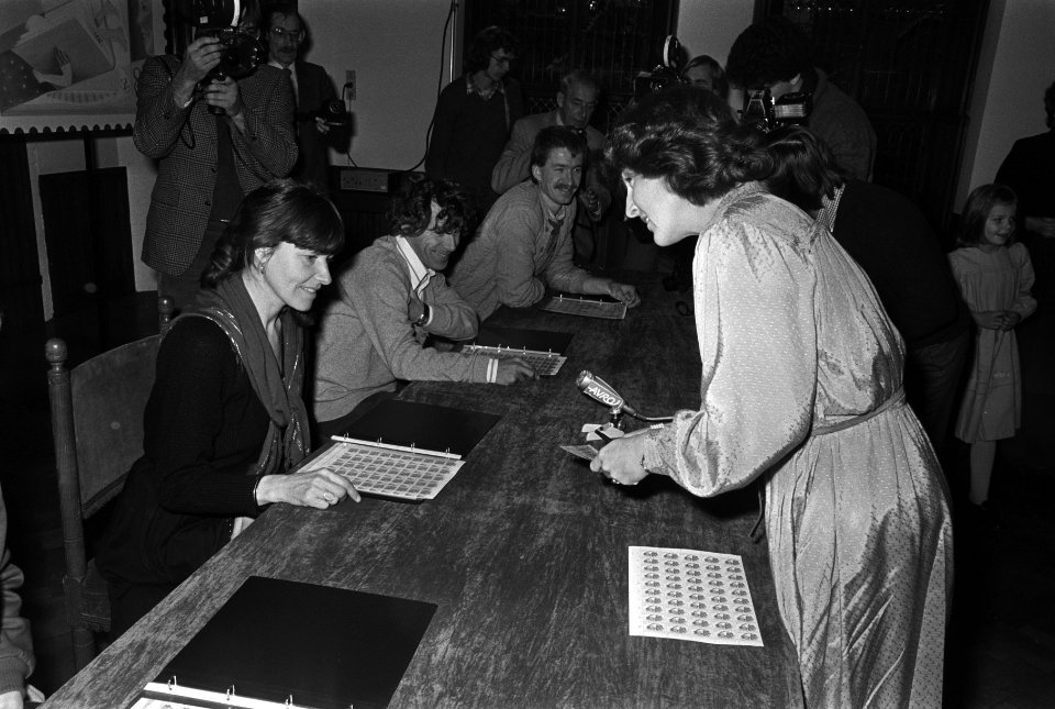 Margriet heeft in Den Haag de eerste aankoop gedaan van kinderpostzegels 1980, P, Bestanddeelnr 931-1426