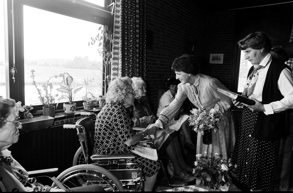 Margriet verr off opening van Mytylschool De Ruimte het Kindertehuis De , Bestanddeelnr 930-8466