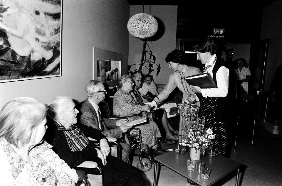 Margriet verr off opening van Mytylschool De Ruimte het Kindertehuis De , Bestanddeelnr 930-8469