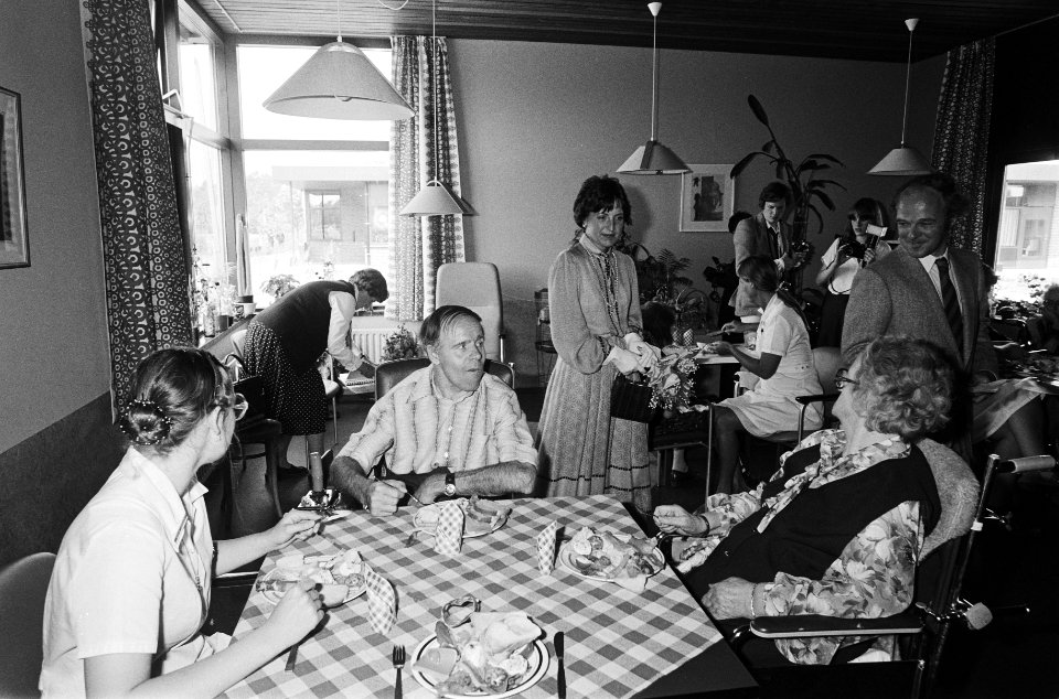 Margriet verr off opening van Mytylschool De Ruimte het Kindertehuis De , Bestanddeelnr 930-8465